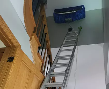 Accès sécurisé à un conduit de ventilation pour nettoyage résidentiel