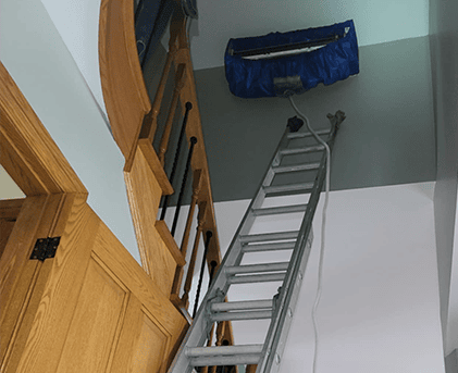 Accès sécurisé à un conduit de ventilation pour nettoyage résidentiel