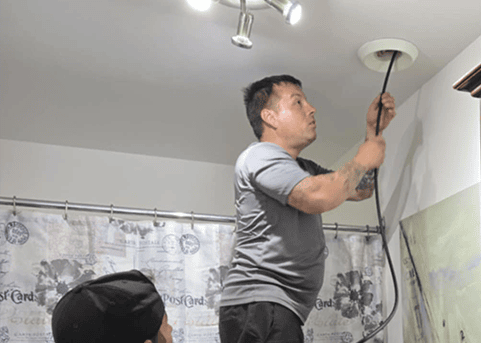 Nettoyage de conduit de ventilation au plafond dans une résidence